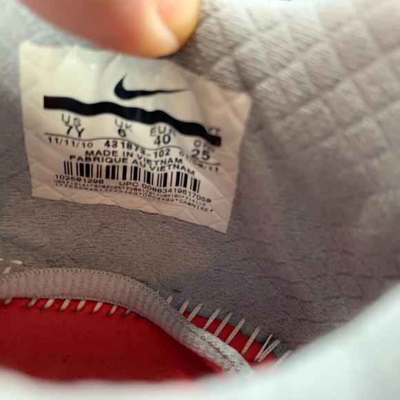 Nike Women’s size 8.5 Air Max 2011 White Silver low top wmns running sneakers og - Picture 3 of 11